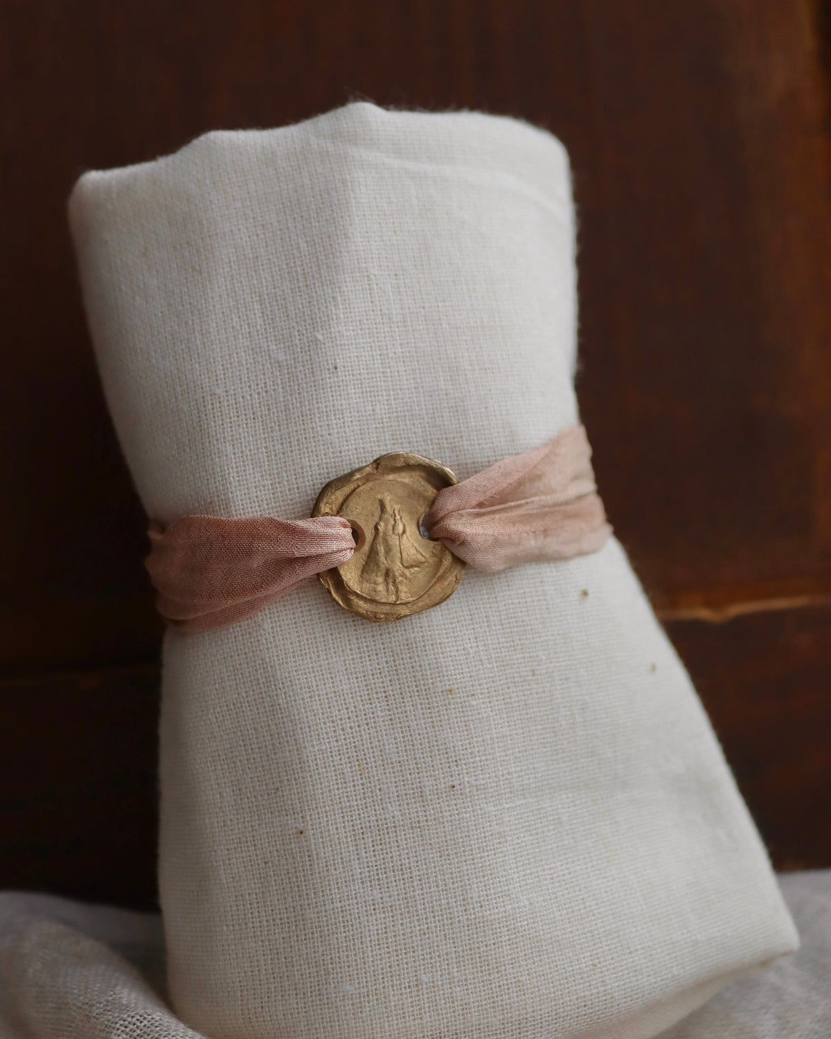 Pulsera de la Virgen de Covadonga en latón. Hecha artesanalmente en España por Sandra Bellew