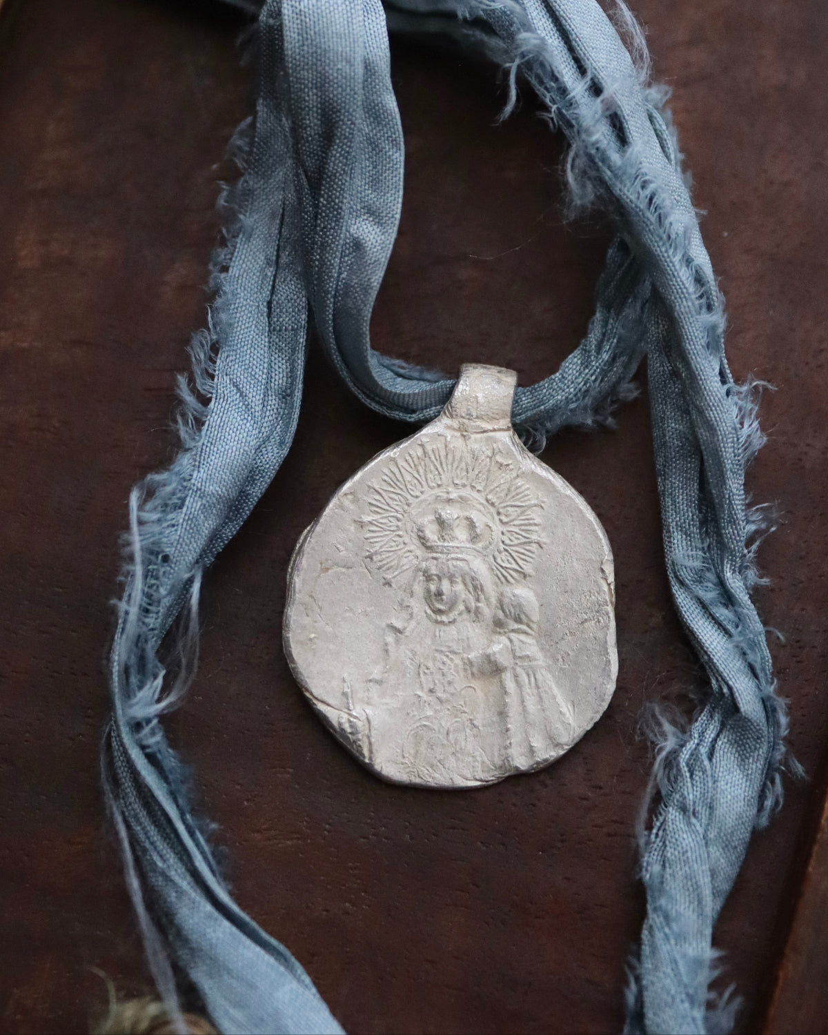 Medalla rústica de la Virgen de Gracia en plata. Hecha artesanalmente en España por Sandra Bellew.
