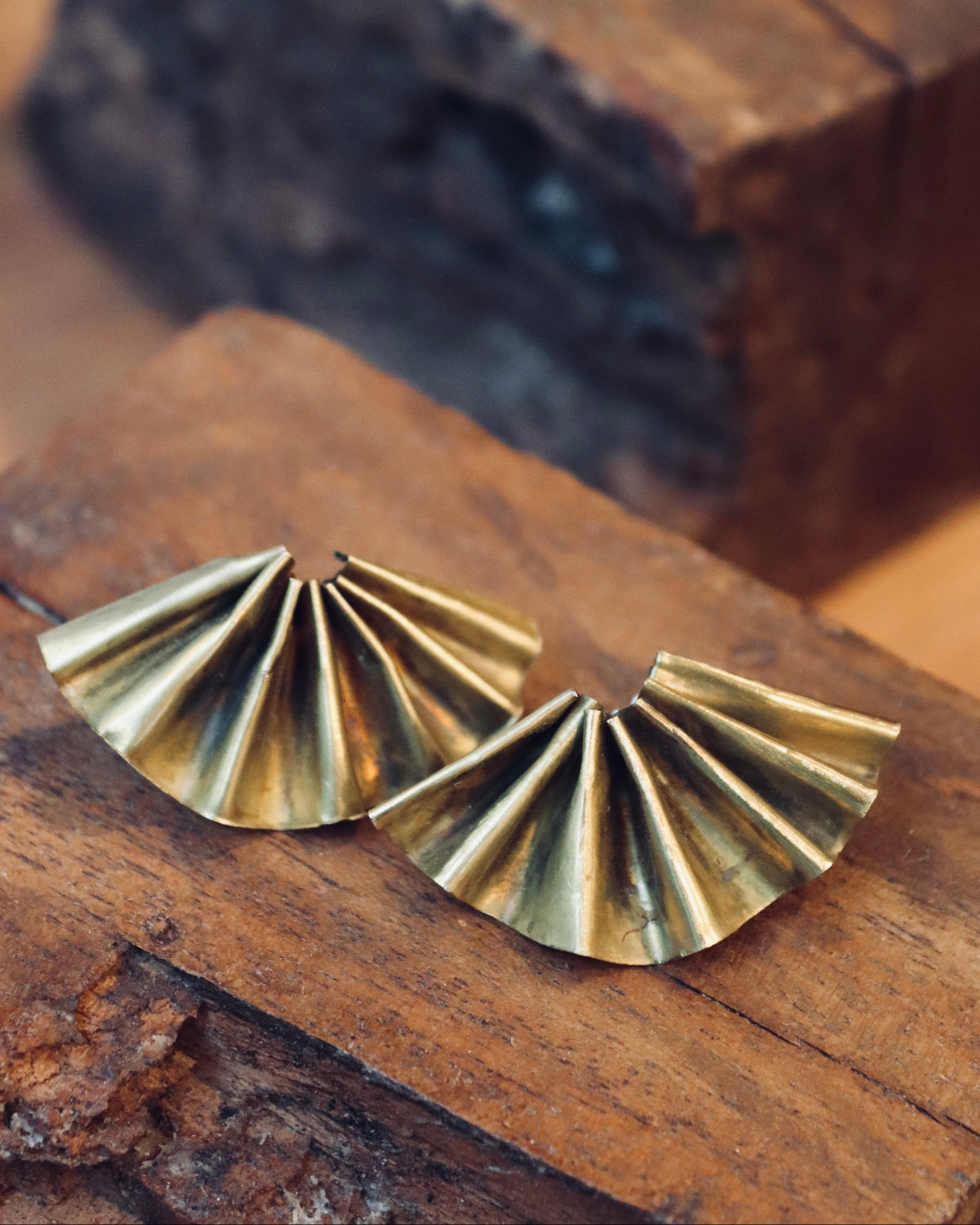 Pendientes en forma de abanico de latón. Hechos artesanalmente por Sandra Bellew.
