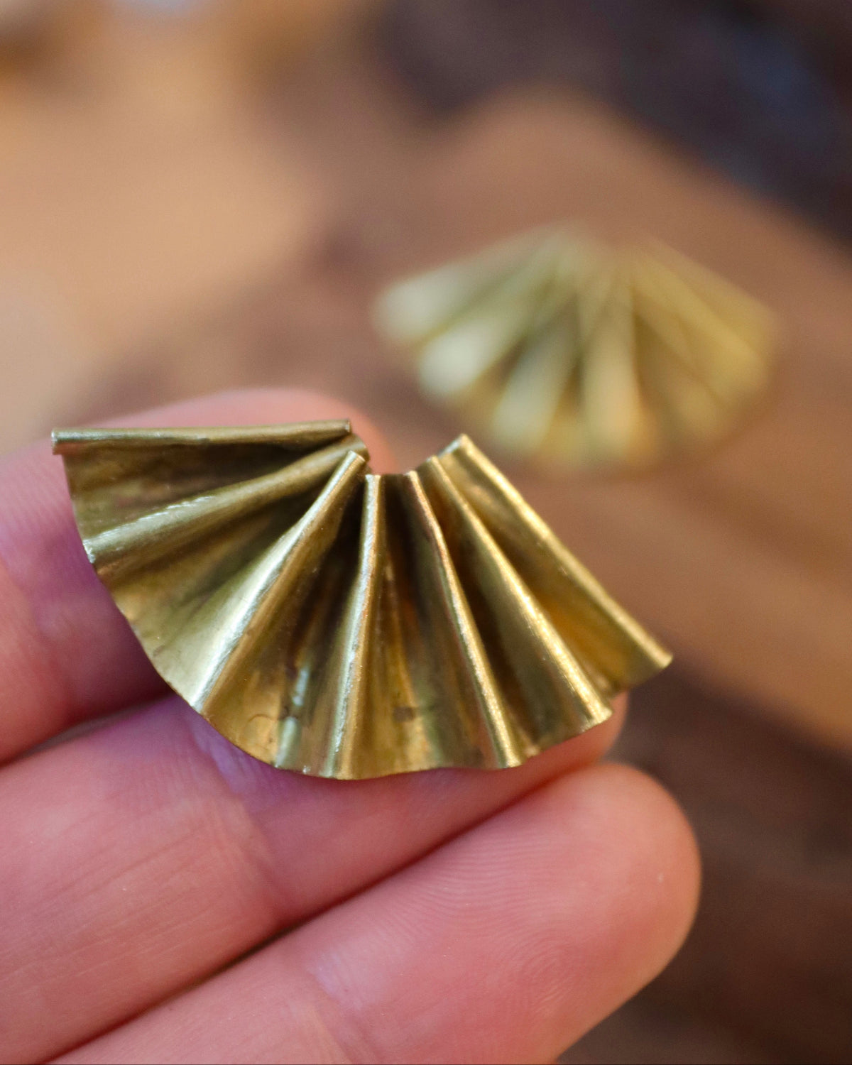 Pendientes en forma de abanico de latón. Hechos artesanalmente por Sandra Bellew.