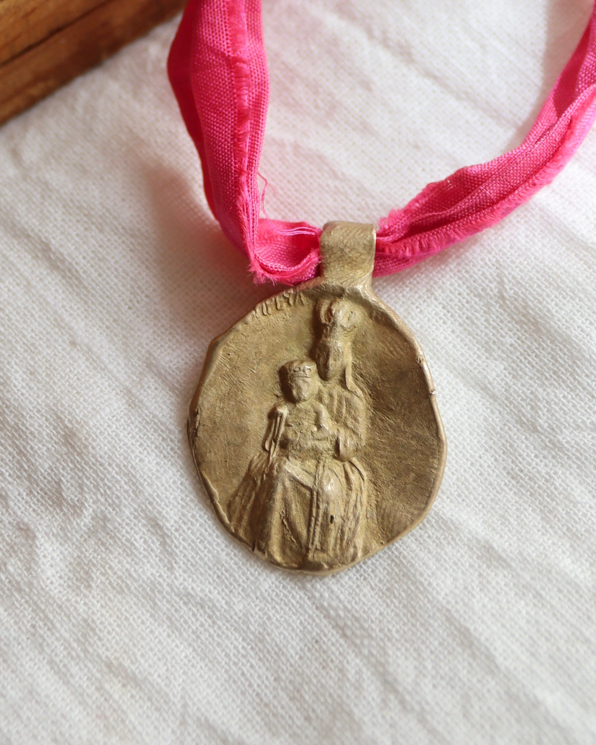 Virgen de Pompeya Colgante - Latón dorado