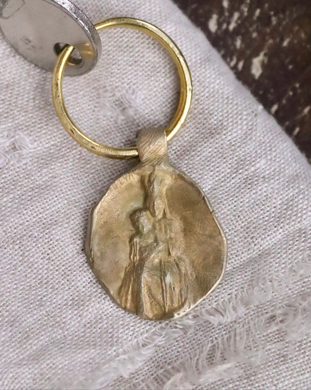 Virgen de Pompeya Llavero - Latón dorado