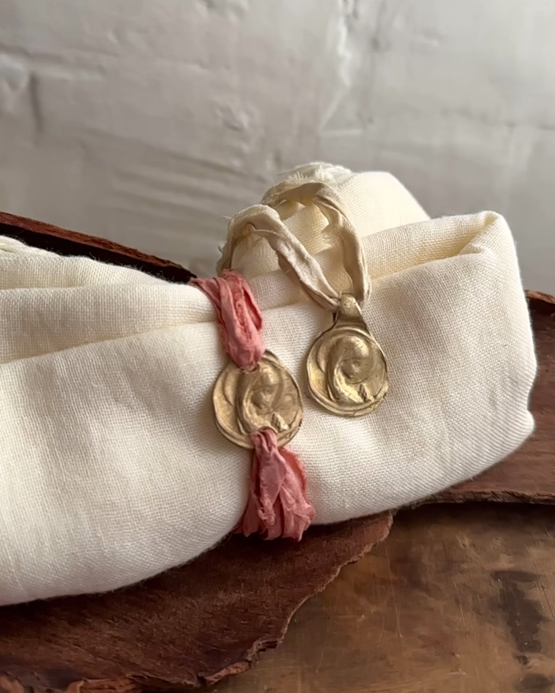 Virgin Mary Child Bracelet - Gold-plated brass