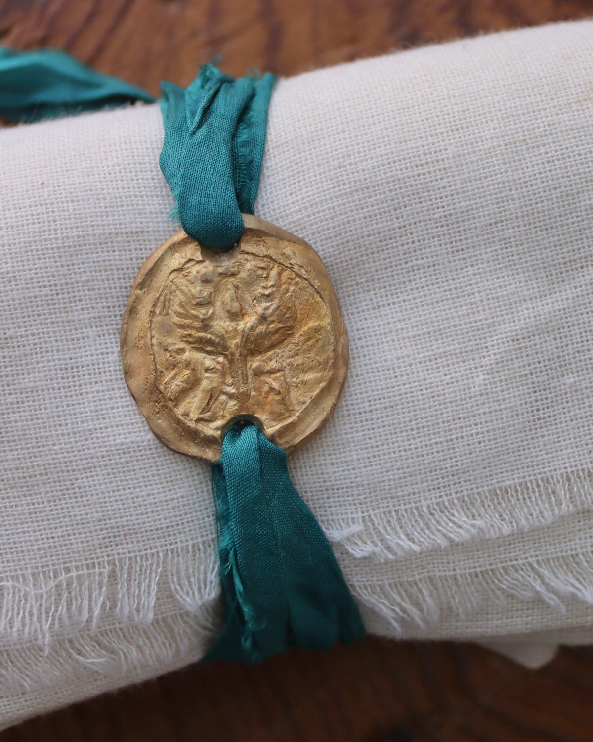Pulsera rústica de la Virgen de Salceda en latón. Hecha artesanalmente en España por Sandra Bellew