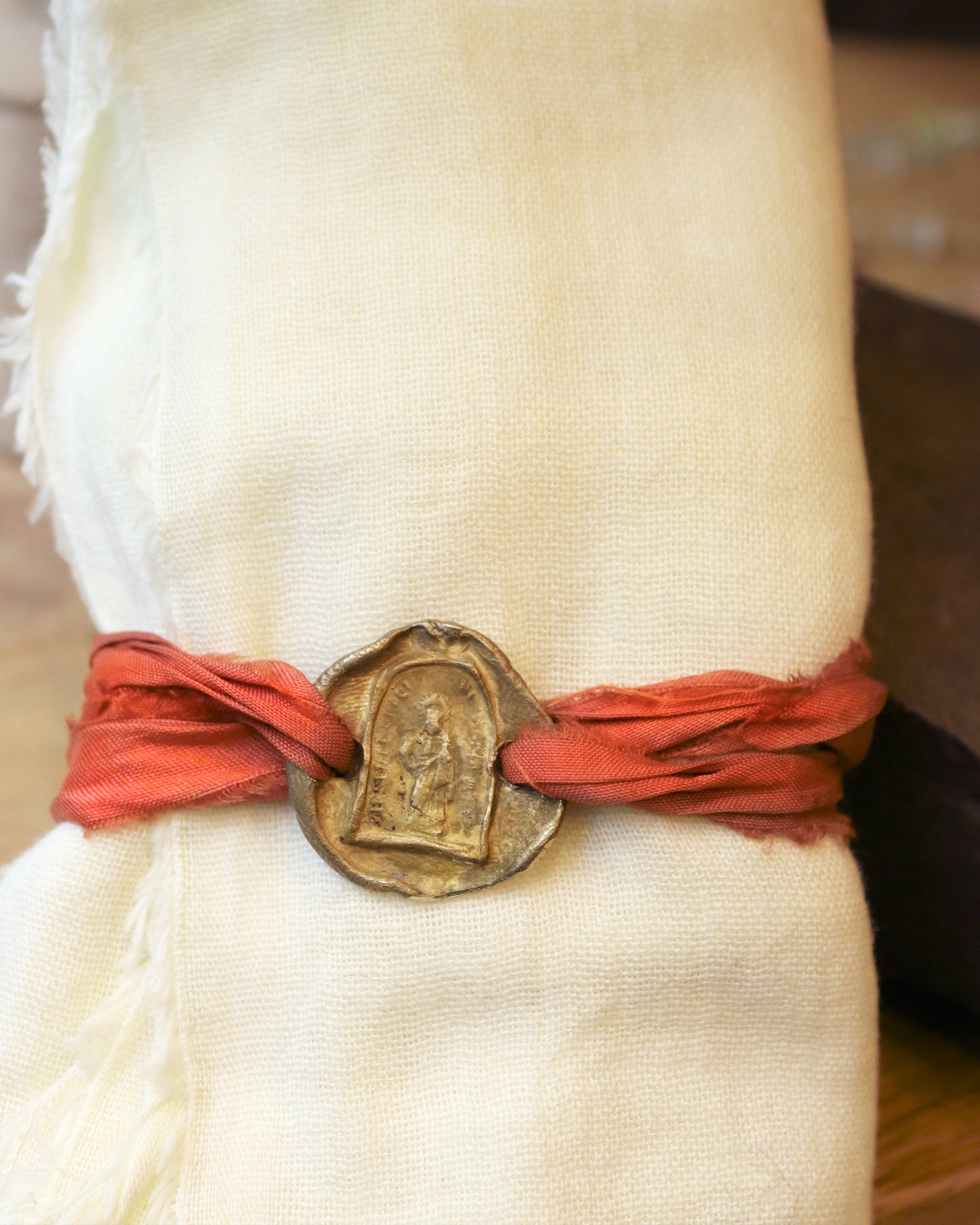 Pulsera rústica de Santa Marta en latón. Hecha artesanalmente en España por Sandra Bellew.