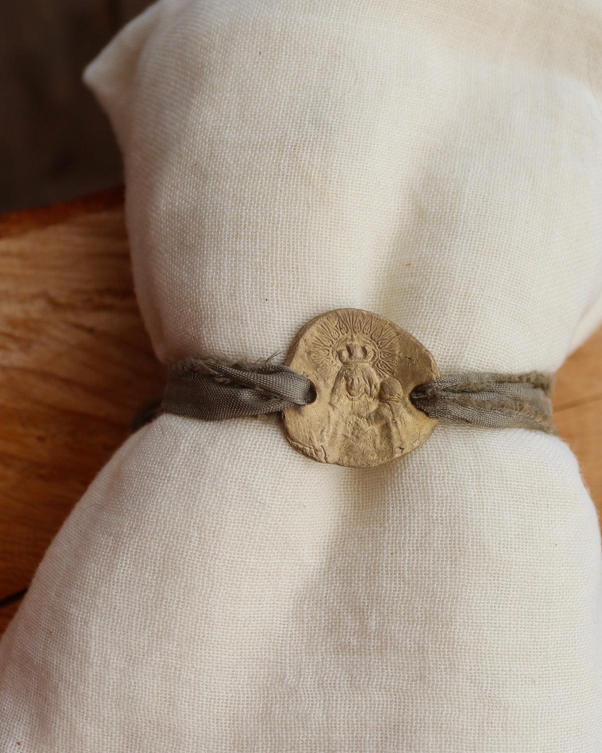 Pulsera rústica de la Virgen de Gracia en latón. Hecha artesanalmente por Sandra Bellew.