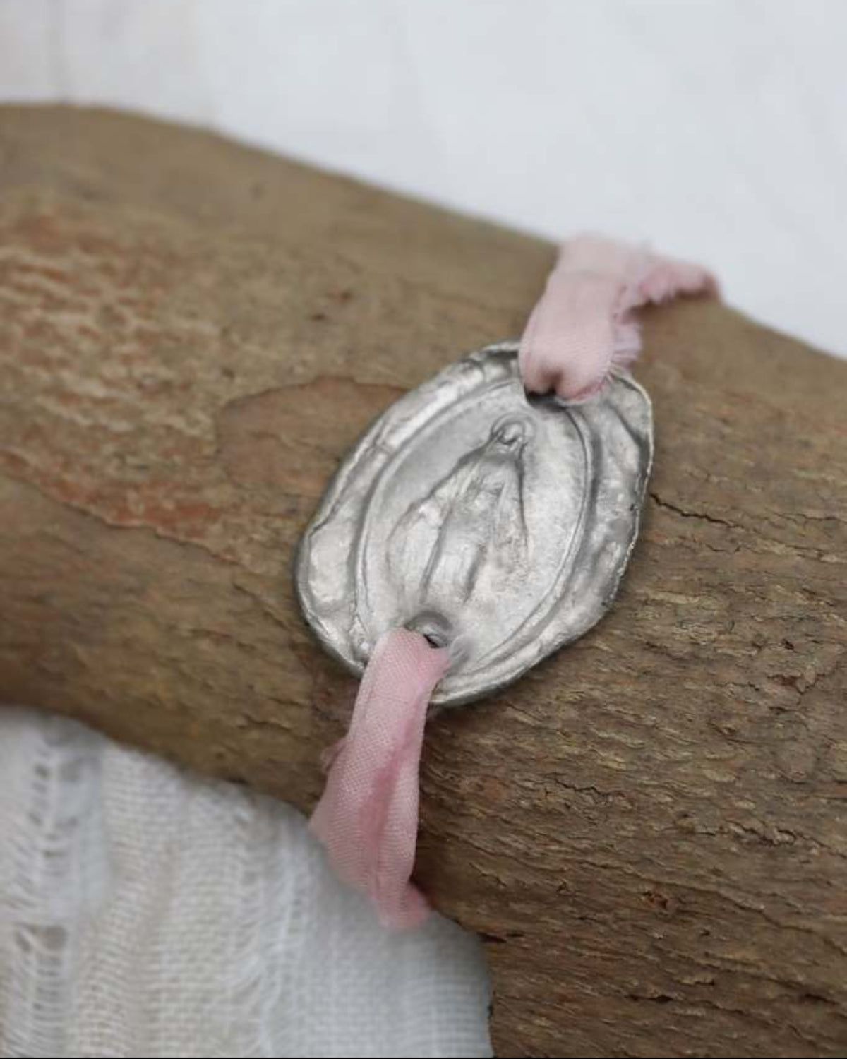 Pulsera rústica de la Virgen Milagrosa en plata. Hecha artesanalmente en España por Sandra Bellew.