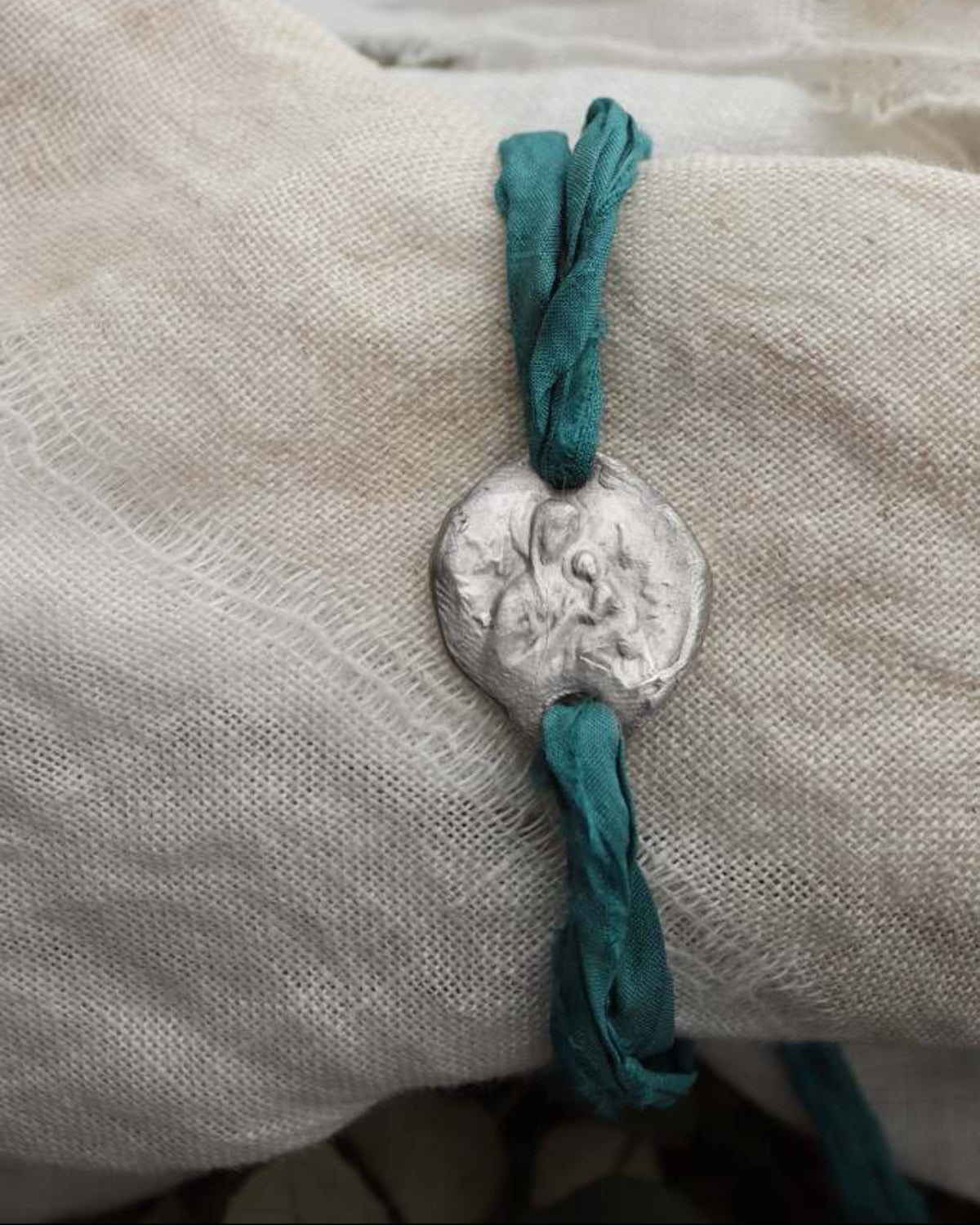 Pulsera rústica de la Virgen del Perpetuo Socorro en plata. Hecha artesanalmente por Sandra Bellew.