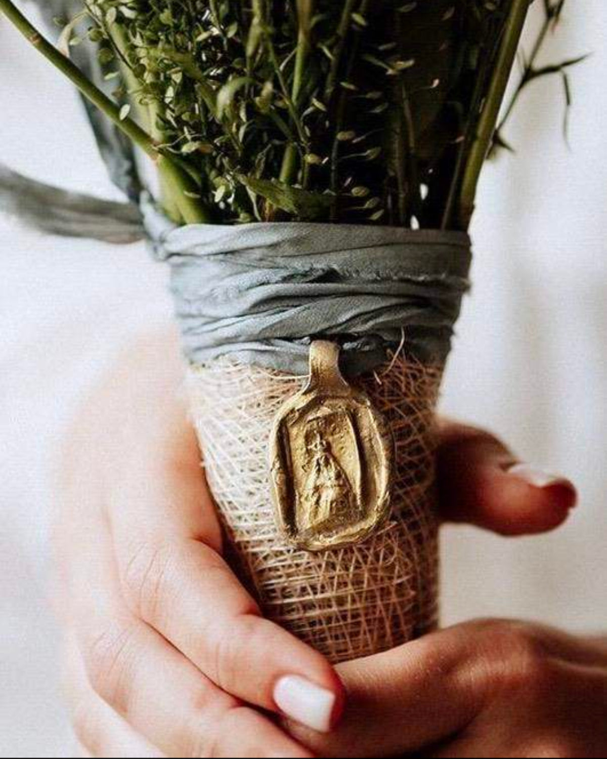 Virgen Blanca Ramo - Latón dorado