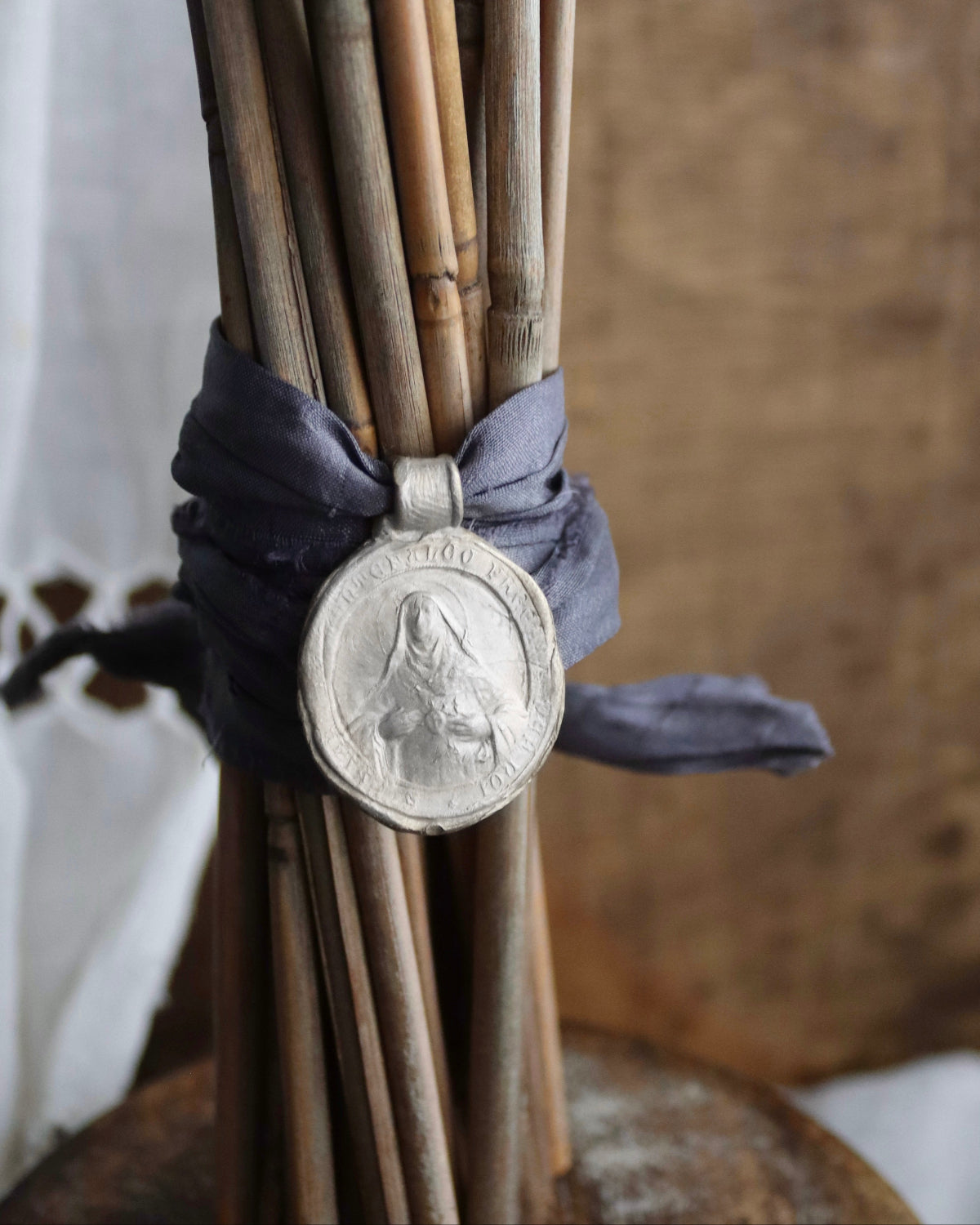 Medalla rústica de Santa Clara para ramo en plata. Hecha artesanalmente en España por Sandra Bellew