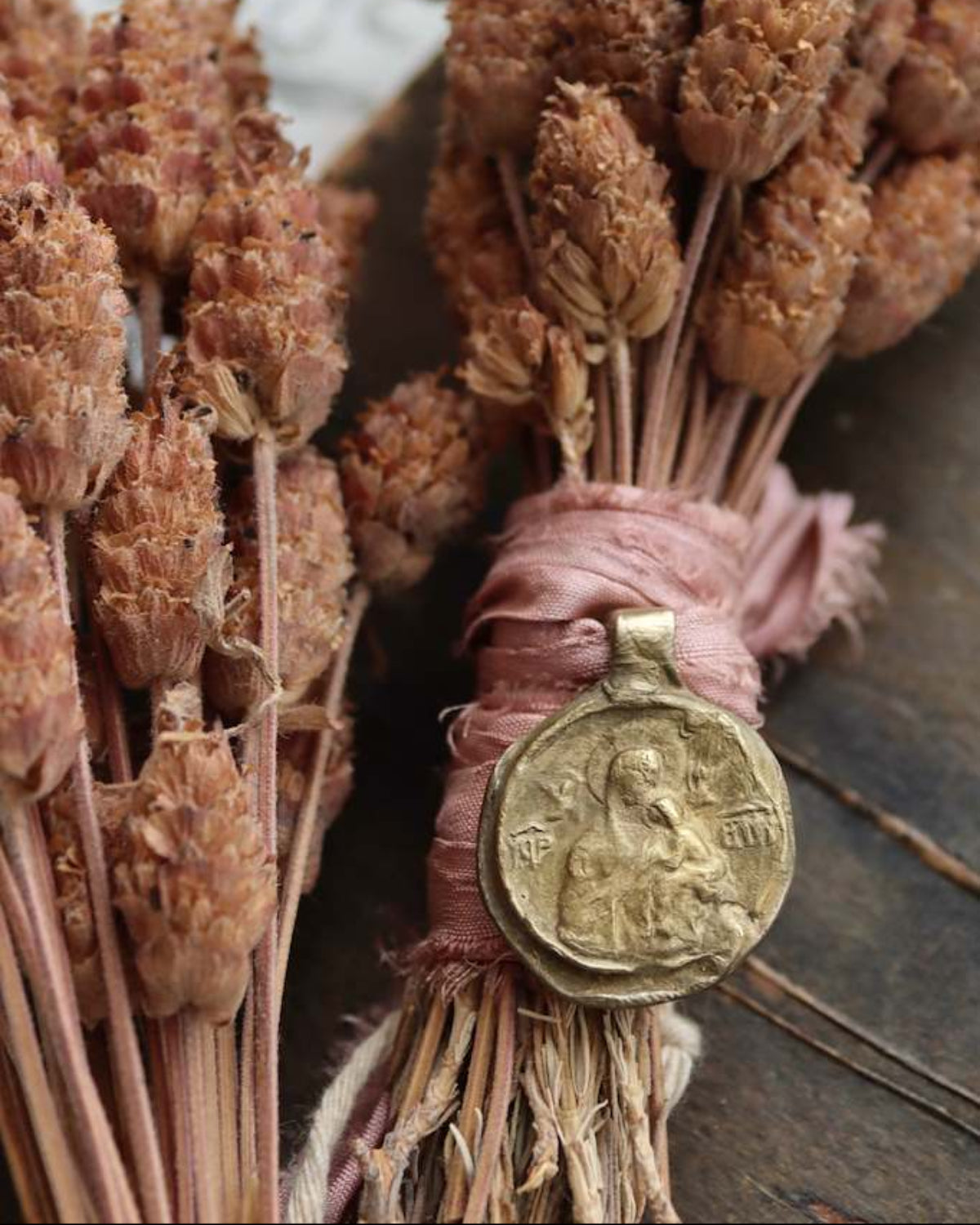 Medalla rústica de la Virgen del Perpetuo Socorro para ramo en latón. Hecha artesanalmente por Sandra Bellew.