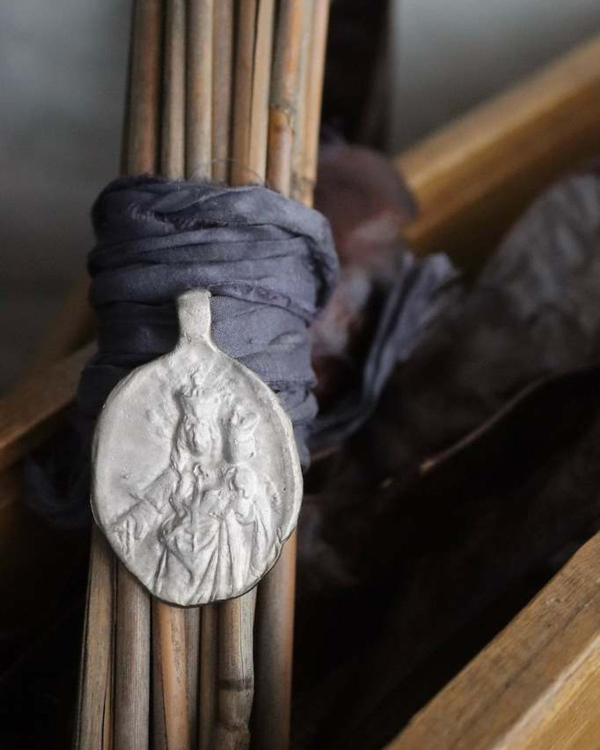 Medalla rústica de la Virgen del Rosario para ramo de novia en plata. Hecha artesanalmente en España por Sandra Bellew.