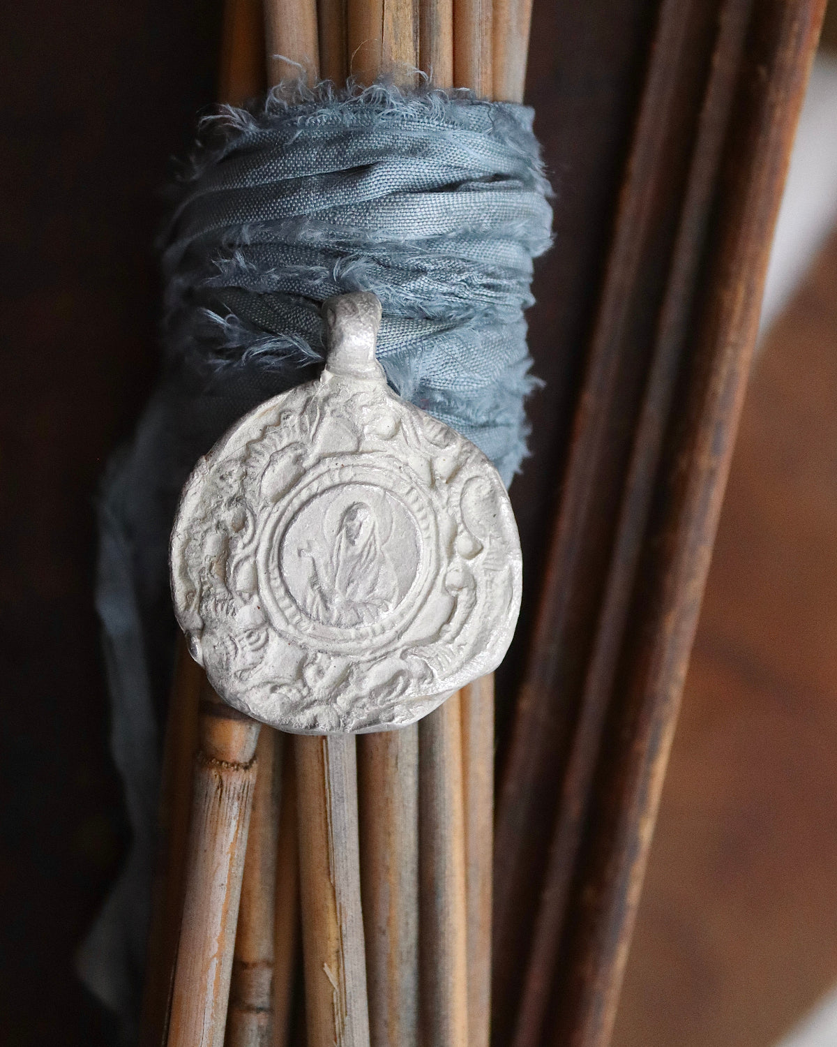 Medalla rústica de Santa Elena para ramo de novia en plata. Hecha artesanalmente en España por Sandra Bellew.