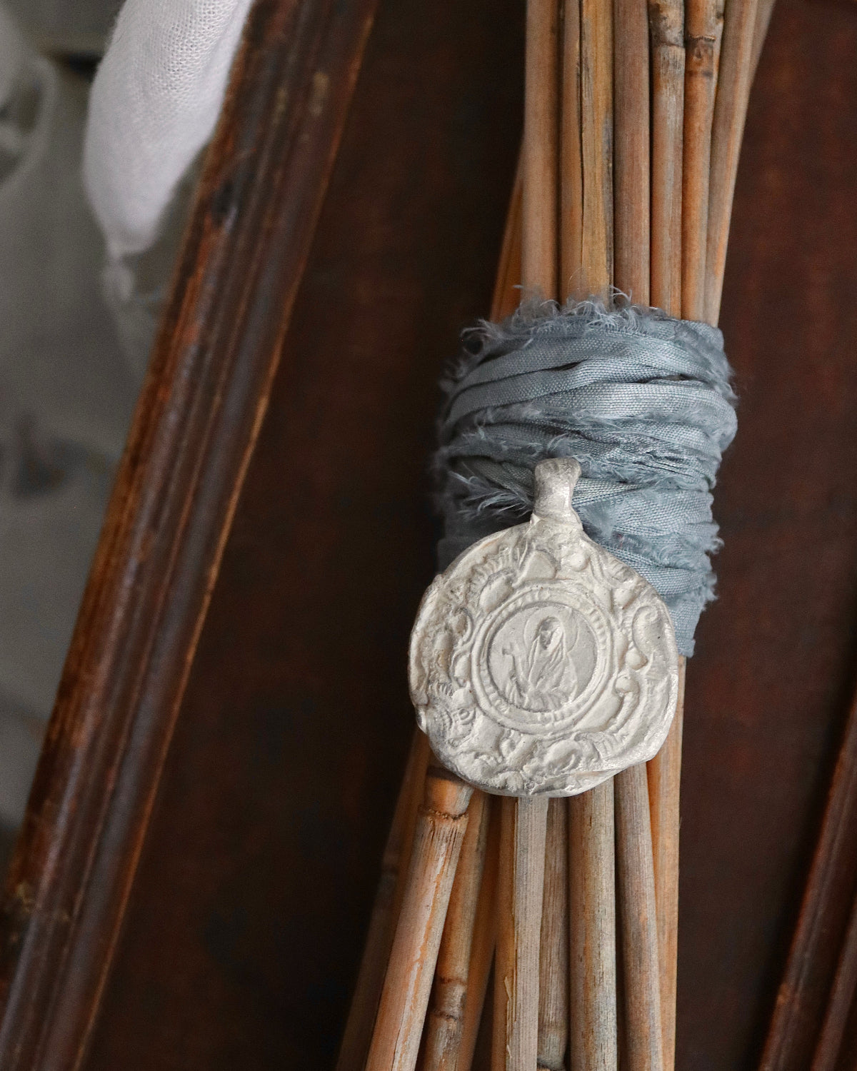 Medalla rústica de Santa Elena para ramo de novia en plata. Hecha artesanalmente en España por Sandra Bellew.