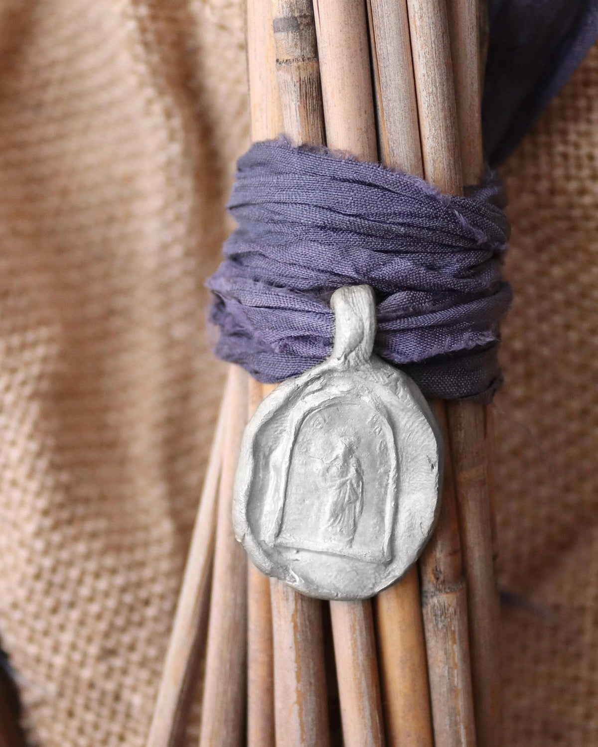 Medalla rústica de Santa Marta para ramo de novia en plata. Hecha artesanalmente en España por Sandra Bellew.