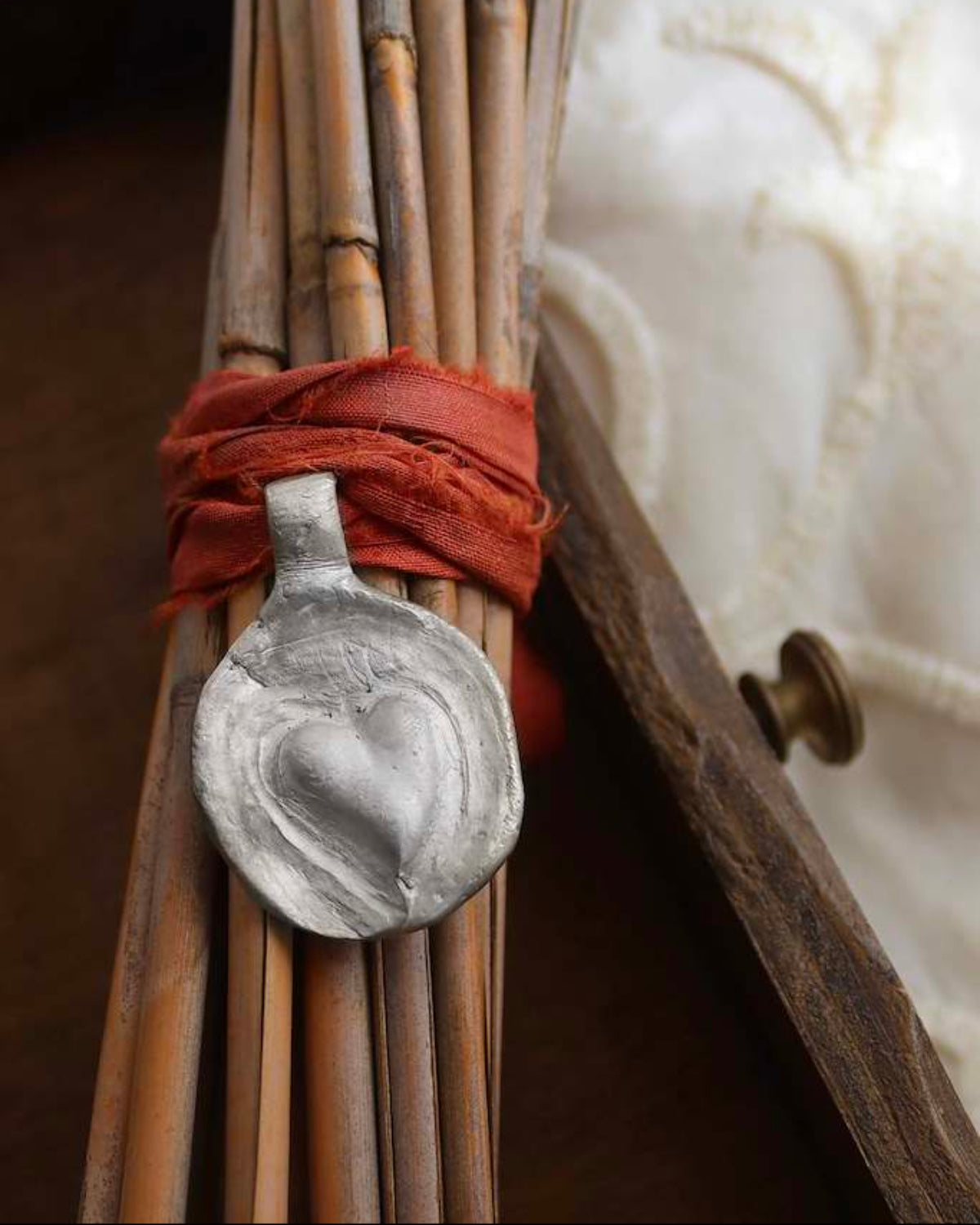 Medalla rústica para ramo de novia de un corazón en plata. Hecho artesanalmente en España por Sandra Bellew.