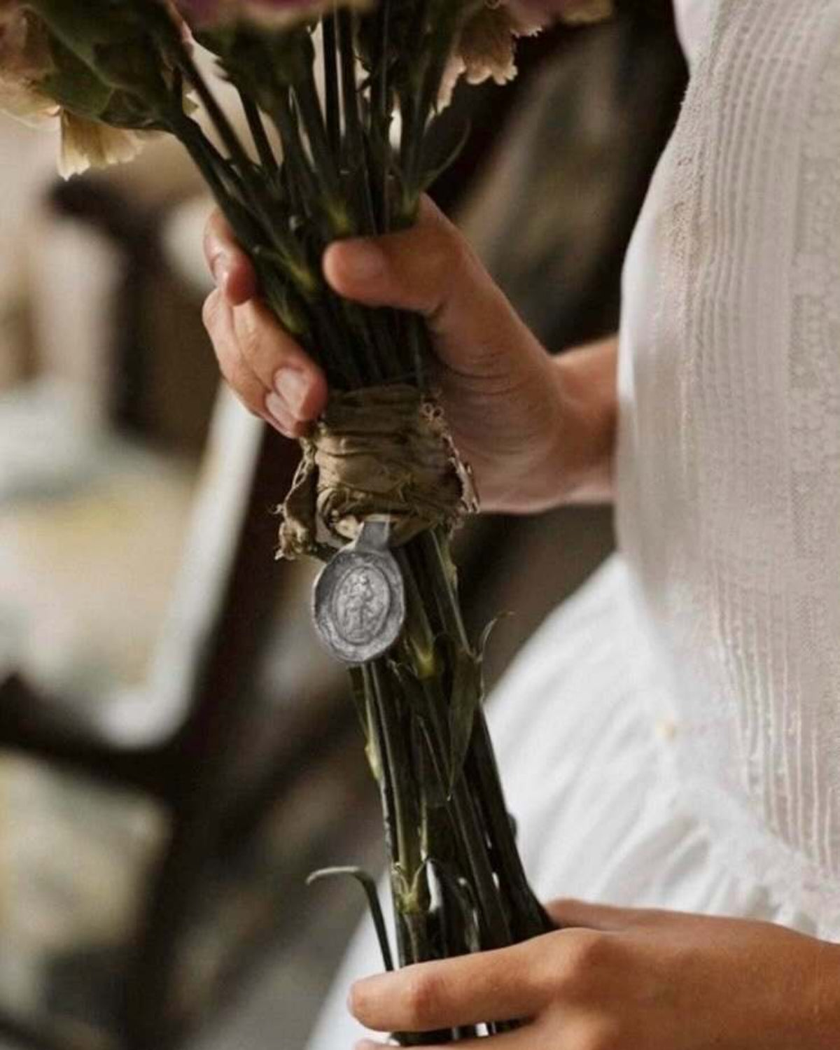Medalla rústica de la Virgen Desatanudos en plata. Hecha artesanalmente en España por Sandra Bellew