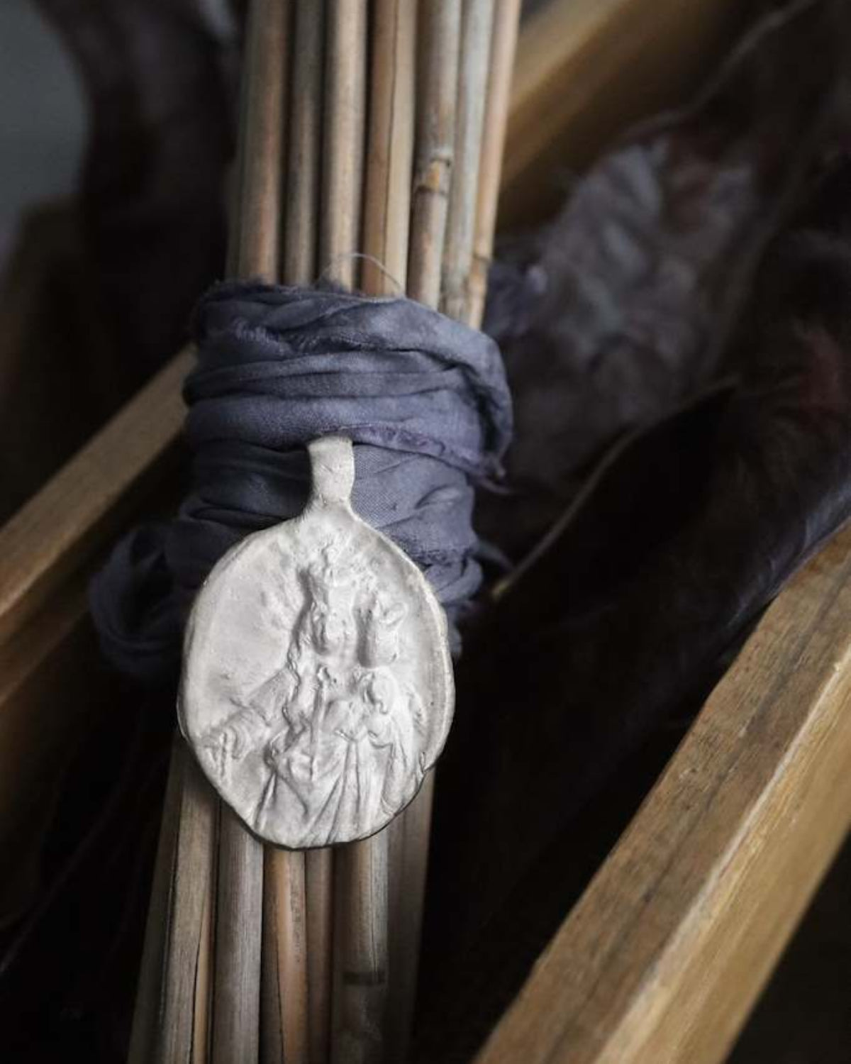 Medalla rústica de la Virgen del Rosario para ramo de novia en plata. Hecha artesanalmente en España por Sandra Bellew.
