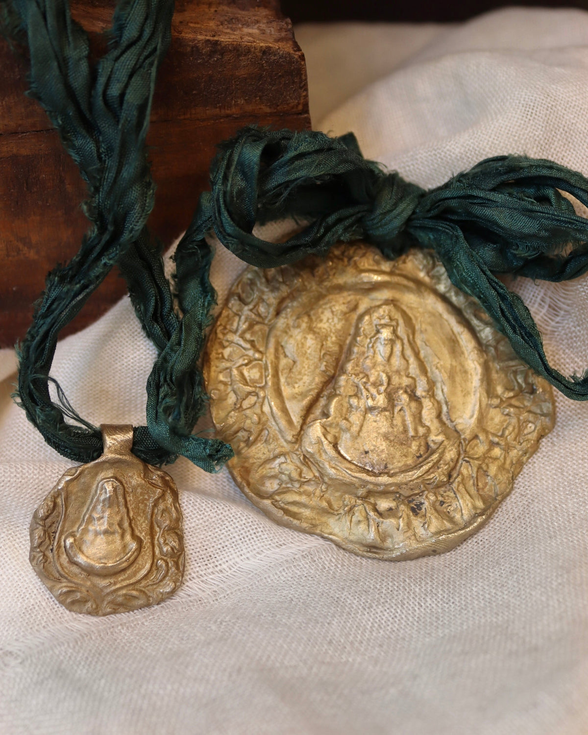 Virgen del Rocío Cuna - Latón dorado