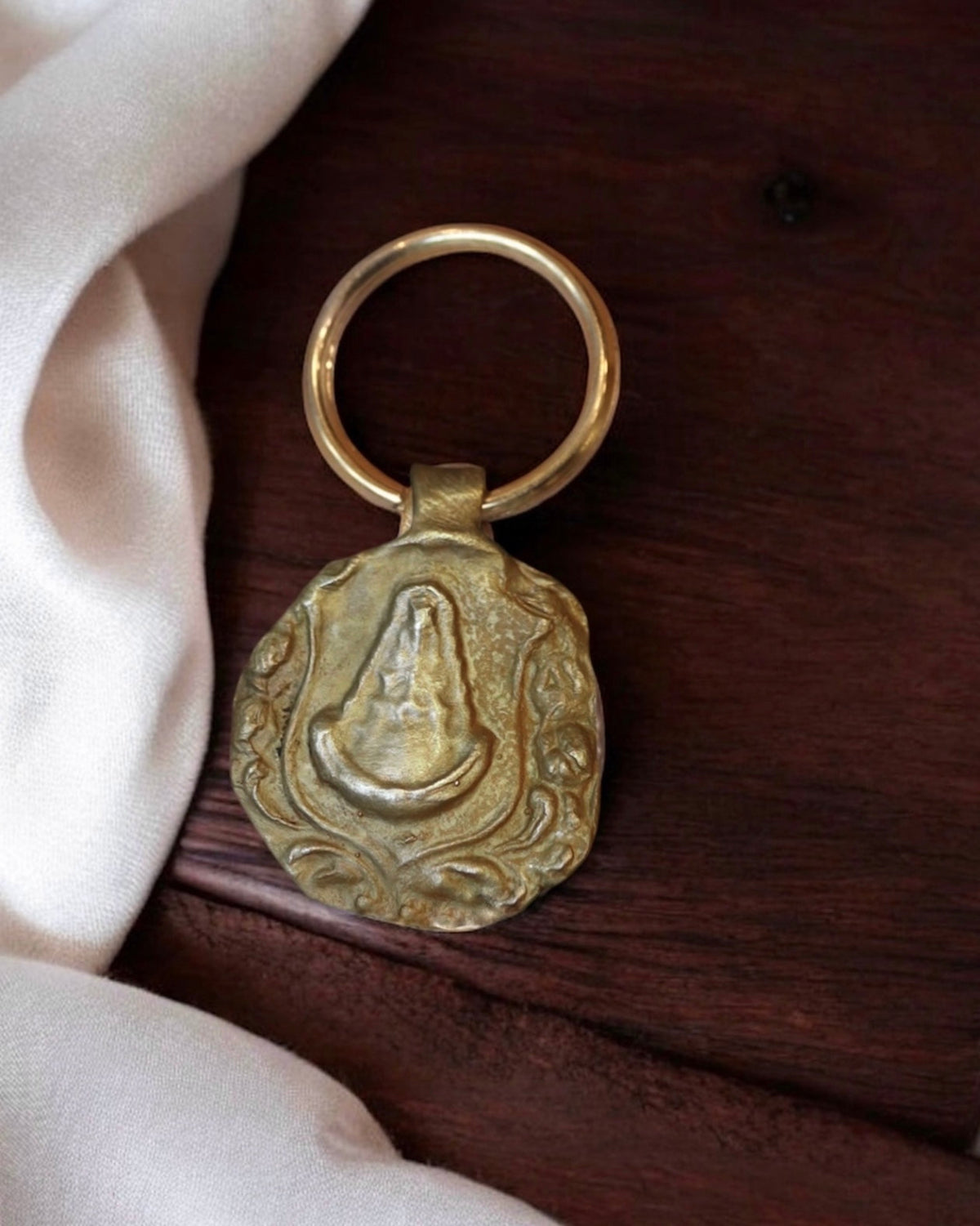 Virgen del Rocío Llavero - Latón dorado