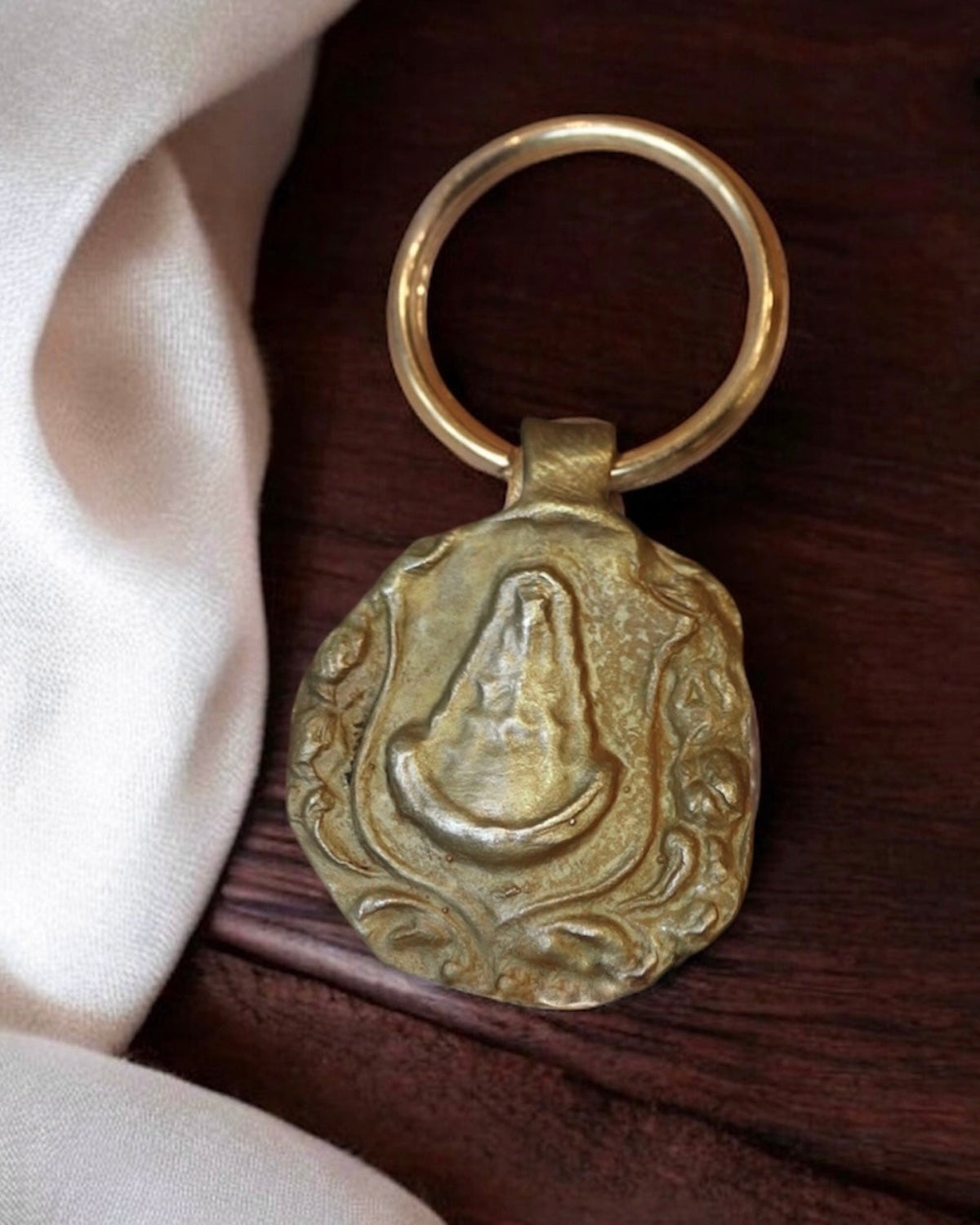 Virgen del Rocío Llavero - Latón dorado