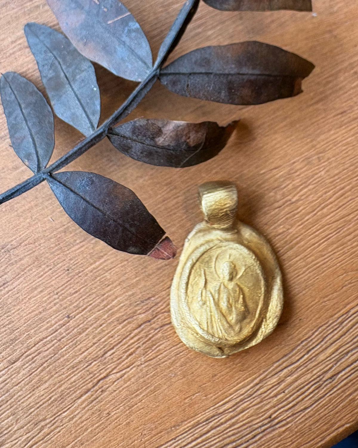 Medalla rústica de San Judas Tadeo en plata. Hecha artesanalmente en España por Sandra Bellew.
