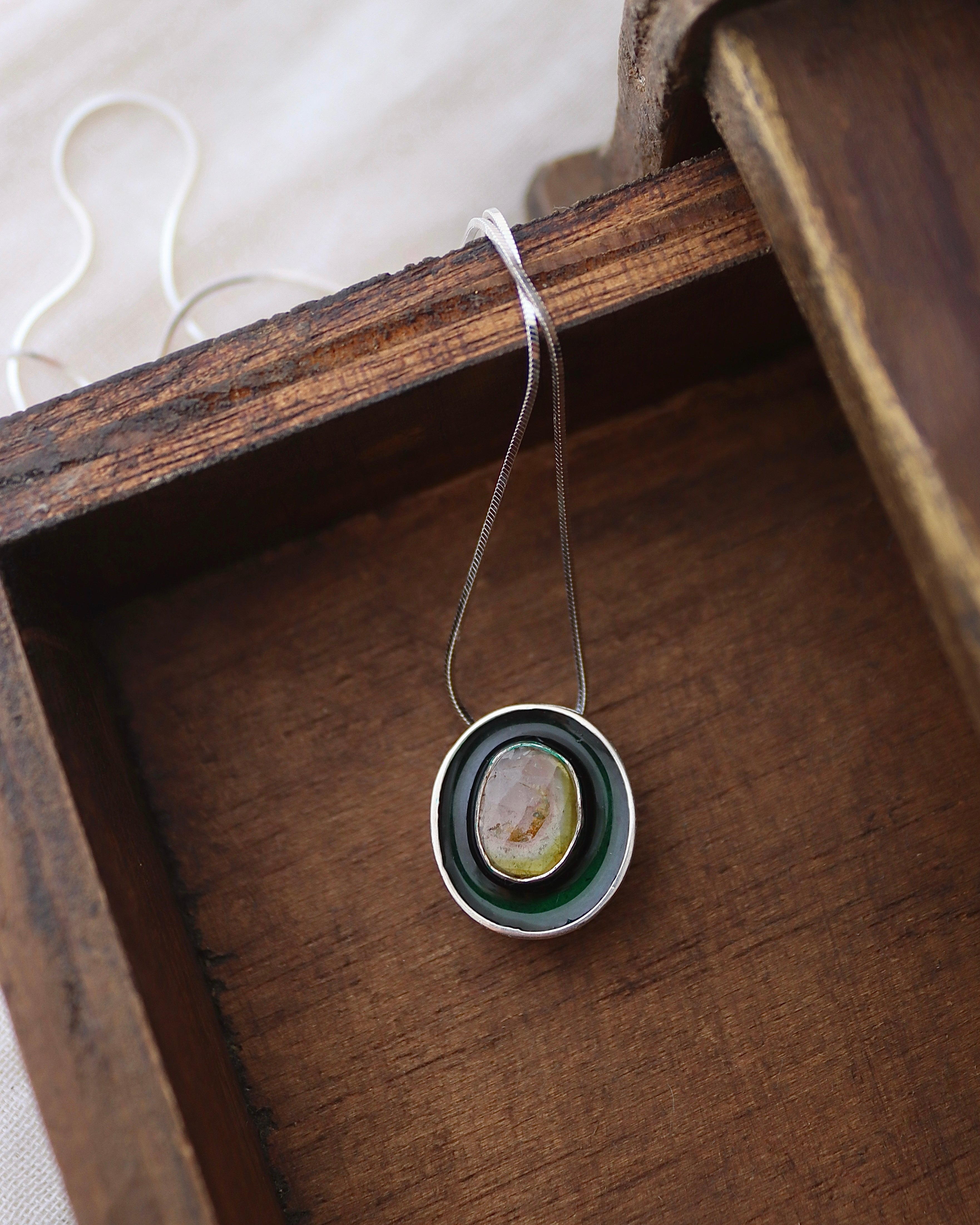 Colgante Verdelita clara con esmalte verde- Pieza única