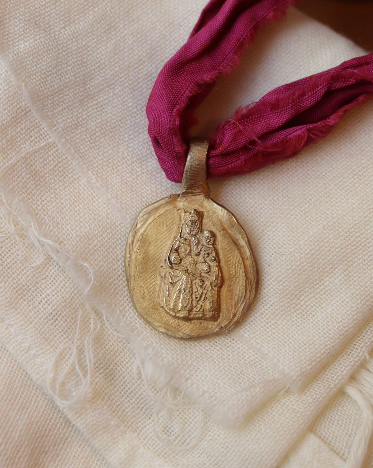 Virgen del Vinyet Colgante - Latón dorado