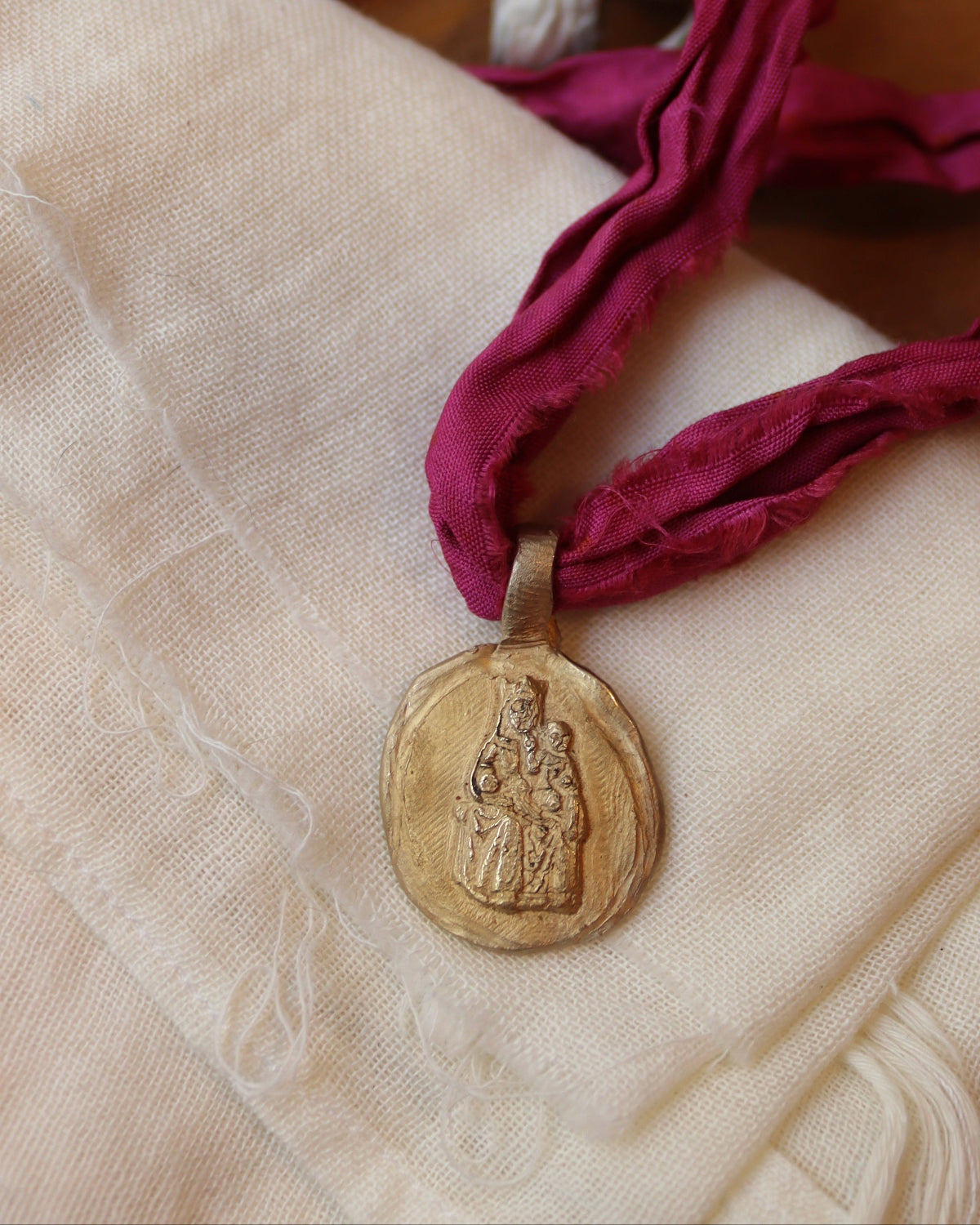 Virgen del Vinyet Colgante - Latón dorado
