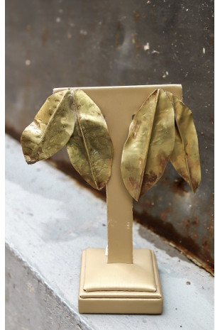 Pendientes con dos hojas en latón. Hechos artesanalmente por Sandra Bellew.