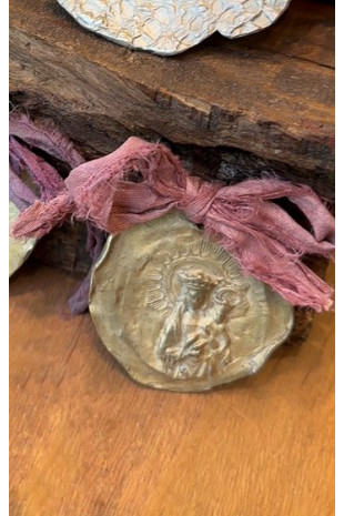 Medalla carrito latón