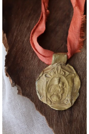 Medalla de la  Virgen del Carmen en latón. Hecha artesanalmente por Sandra Bellew