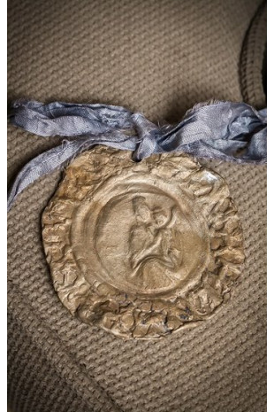 Medalla de la  Virgen del Carmen para cuna en latón.  Hecha artesanalmente por Sandra Bellew.