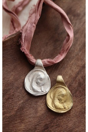Medalla rústica de la Virgen Niña en latón y en plata. Hecha artesanalmente en España por Sandra Bellew.