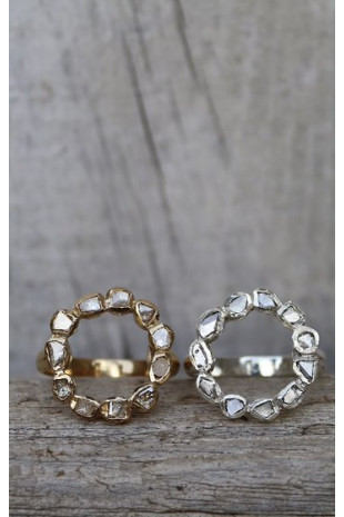 Anillo en redondo de diamantes y plata.