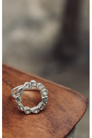 Anillo en redondo de diamantes y plata.