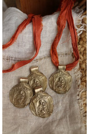 Medalla de la  Virgen del Carmen en latón. Hecha artesanalmente por Sandra Bellew