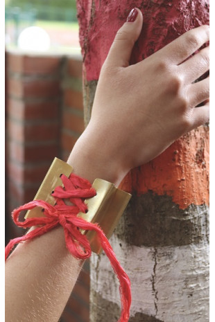 Brazalete en forma de abanico en latón con cinta de seda. Hecho artesanalmente por Sandra Bellew.