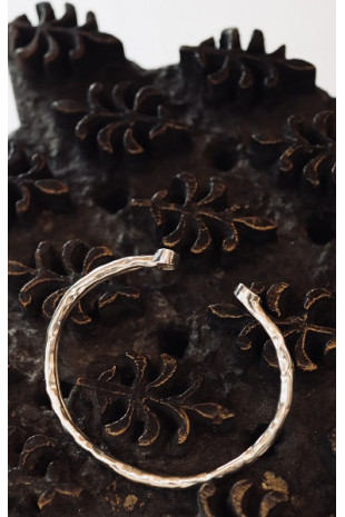 Brazalete luna plata con diamantes en bruto.